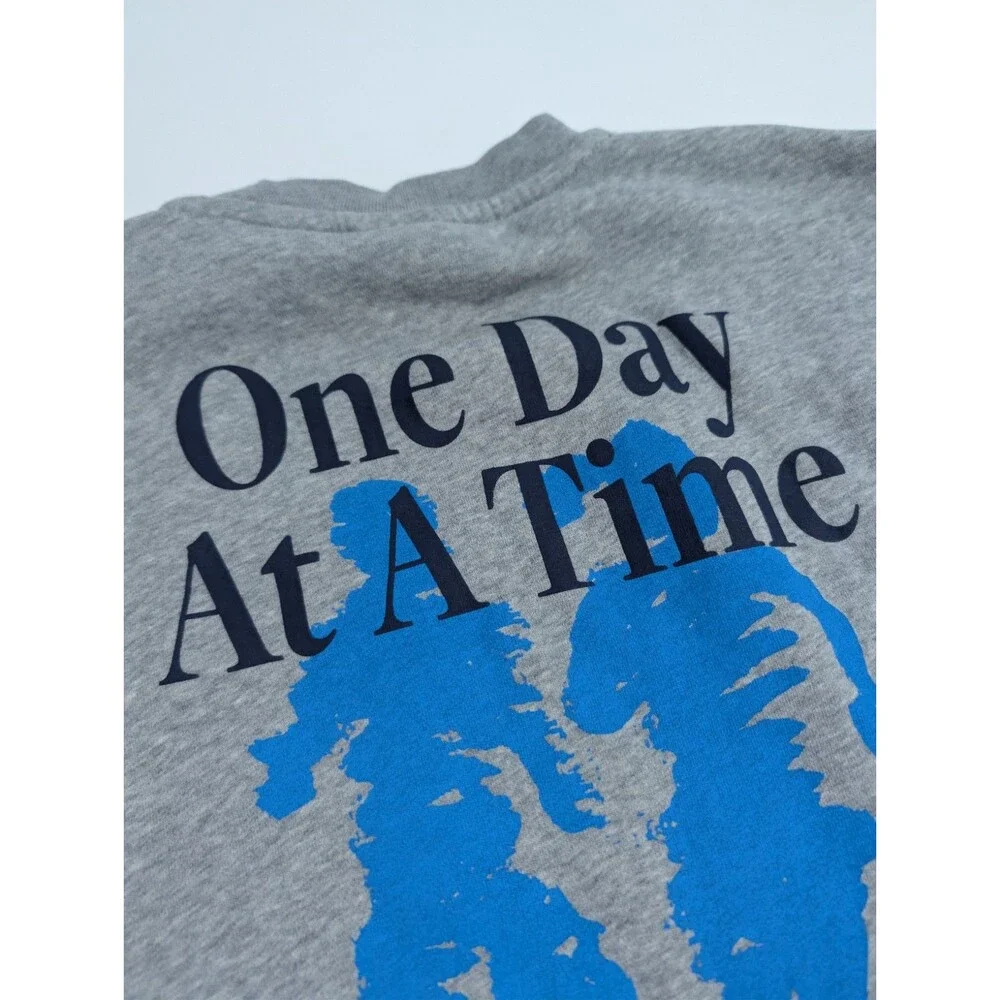 Nike Athletics One Day At A Time Crew Neck Sweatshirt Pullover Mens Medium Gray